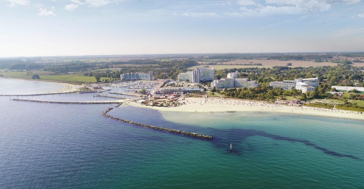 Ostseeheilbad Damp aus der Luft — Strand, Ostsee und die Wohnanlage in unmittelbarer Strandnähe