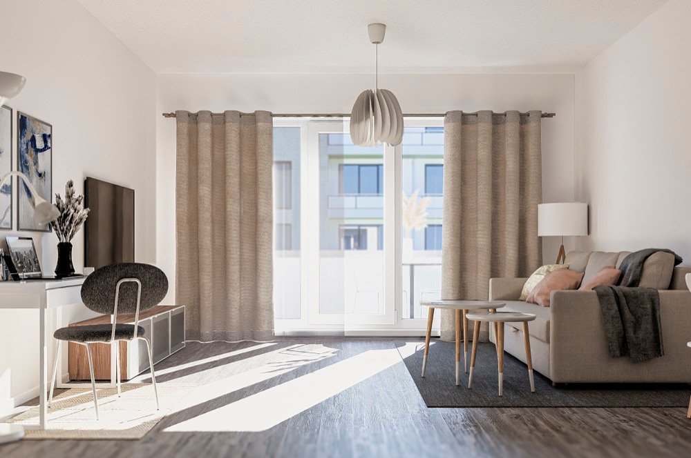 Heller Wohn- und Schlafbereich mit großen Fenstern in einer Damp-Wohnung