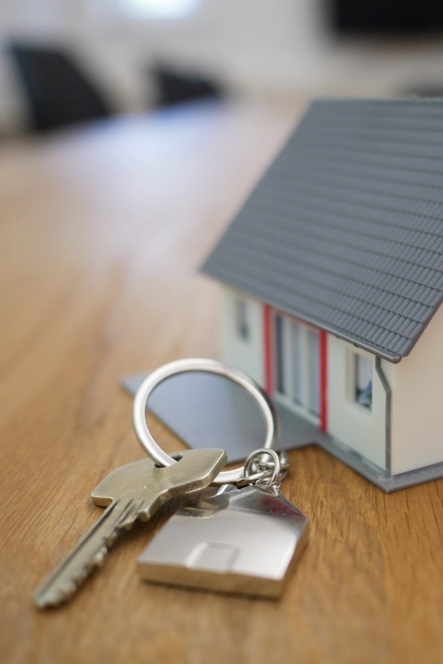 Modellhaus mit Schlüssel — Immobilien als Kapitalanlage